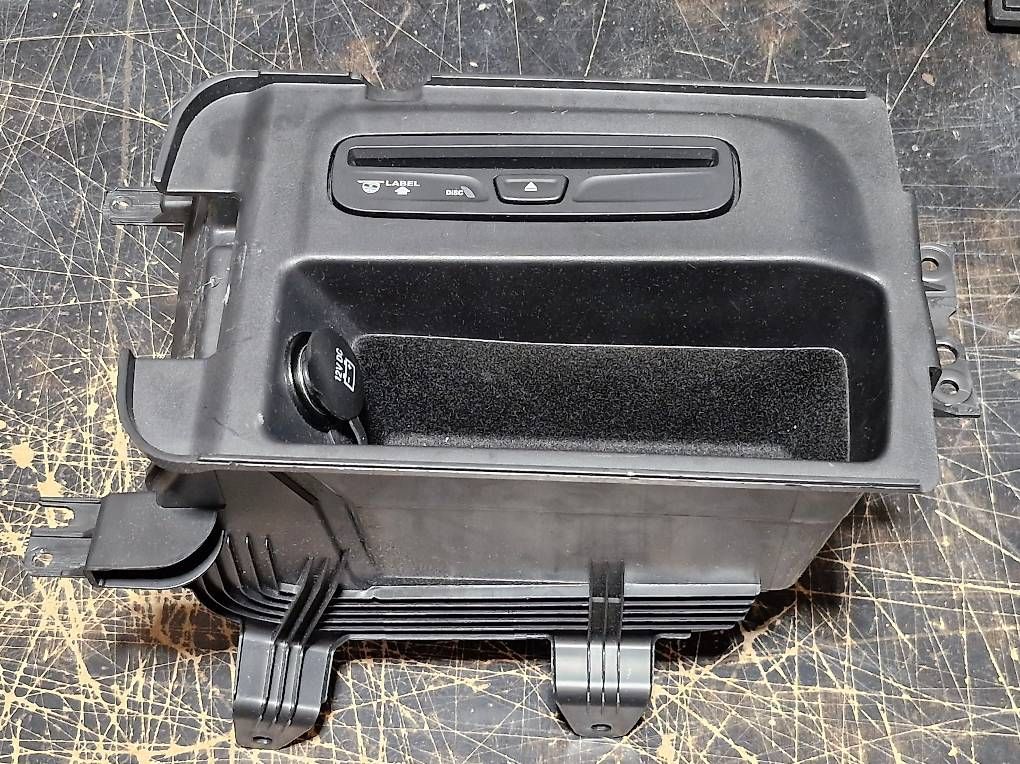 Jeep Tutti pezzi di ricambio auto: Original CD-Wechsler Jeep Grand Cherokee – Usato da Bergdietikon venduto da Calonder_Parts_GmbH 1