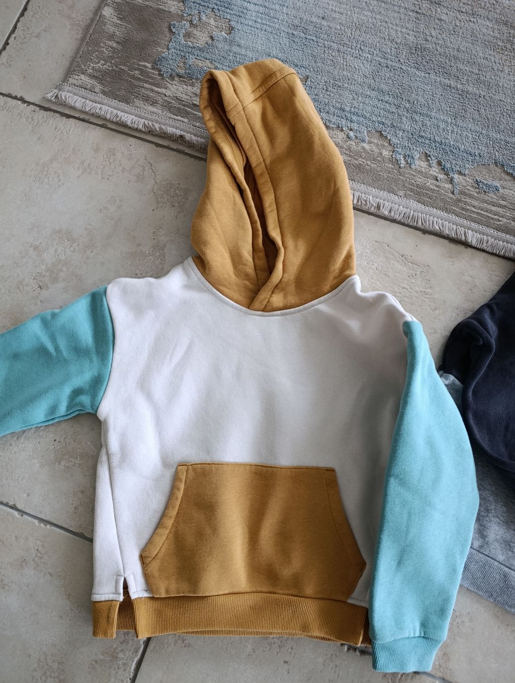 Lotti di vestiti: LOT 2 PULLS + VESTE DOUDOUNE 6-7ANS – Usato da Sierre venduto da shirley04 1
