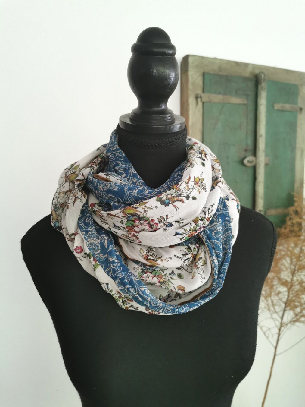 Nile Foulards & écharpes: Loopschal von Nile in floralem Design – D'occasion à gachnang par tibus1