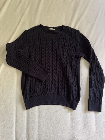 Navy blue cable knit sweater, size M, perfect for autumn!