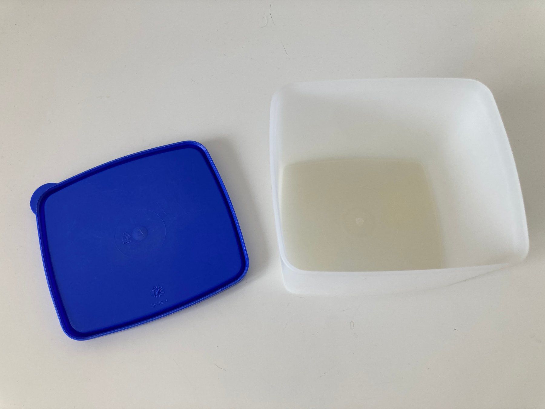 Tupperware Contenitori & Simili: Boîte Tupperware bleue et blanche, parfaite pour l... – Usato da Biel/Bienne venduto da almercaa 2