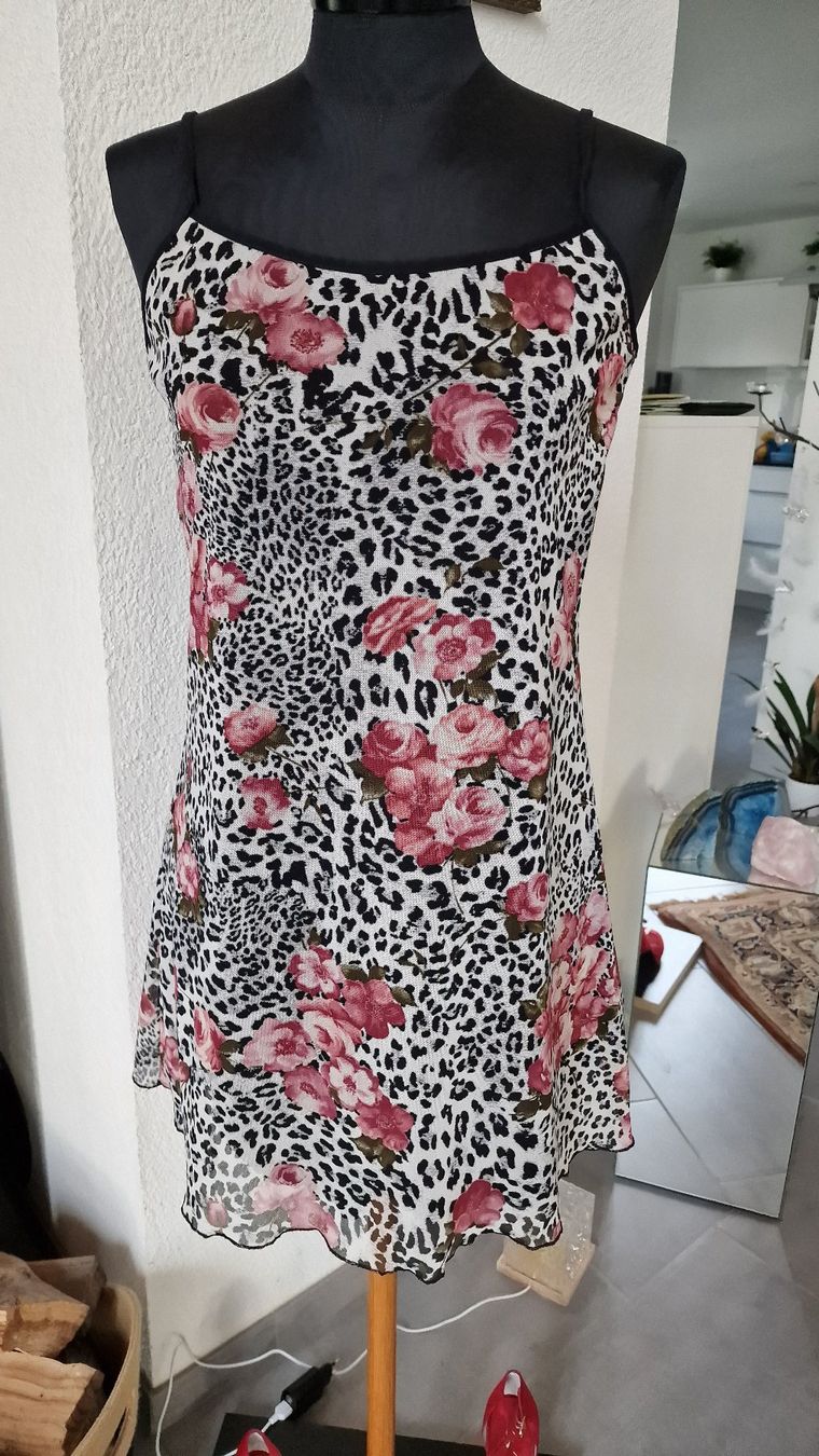 Negligees & Pyjamas: Schönes Pyjama mit Rosen – Gebraucht aus Wil  AG von Kfloh