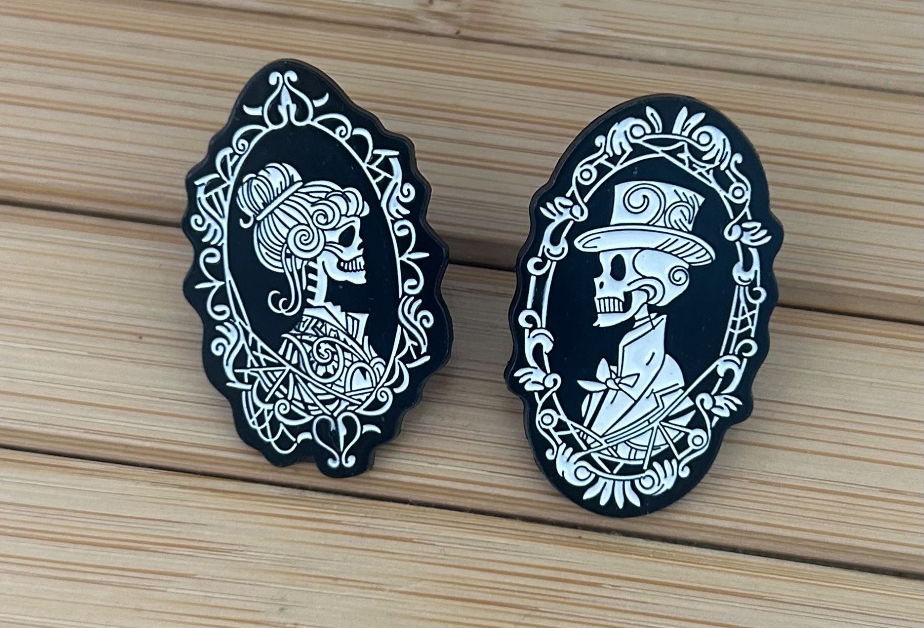 Plaquettes & Badges: 2x Pin Skelett Gothic – Neuf avec emballage d'origine à Geneve par vane267
