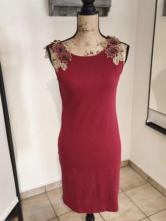 Bordeaux rotes Kleid mit Rosen - Grösse 36/38 - Neu!