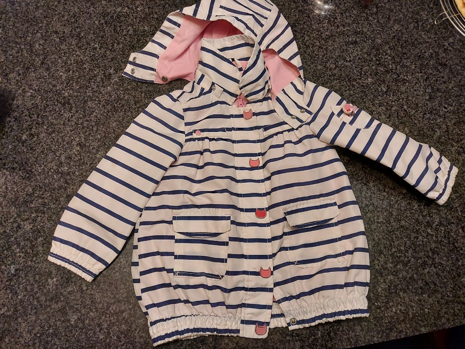 Giacche & Cappotti: Süsser Mädchen Regenmantel Gr. 104 gestreift – Usato da Glattpark(Opfikon) venduto da Uthyla