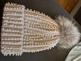 Bonnet beige  perles et pompon Laura