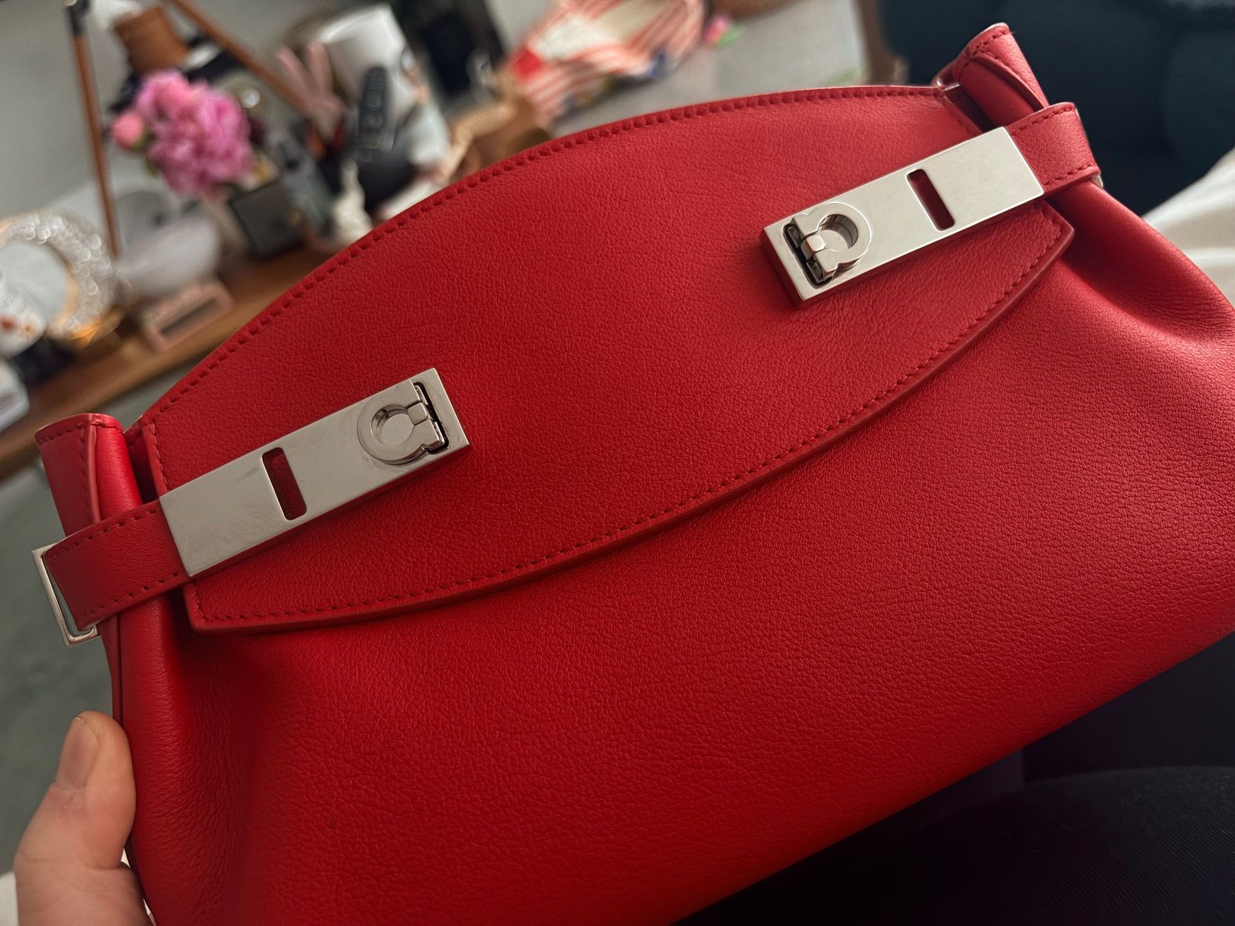 Salvatore Ferragamo Borse da donna: FERRAGAMO Hug small  textured-leather shoulder/clutch bag – Nuovo e nell'imballaggio originale da Frauenfeld venduto da Vanityroom 3