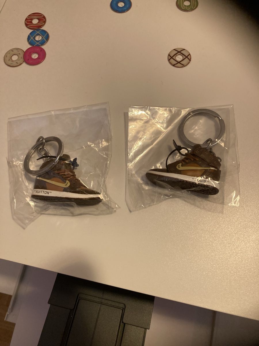 Schlüsselanhänger & - bänder: Porte-clés sneaker marron lot de 2 neufs – Neu und originalverpackt aus Plan-les-Ouates von Namorona 2