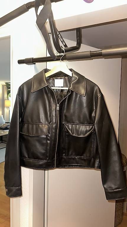 Jacken: Schwarze Kunstlederjacke  – Neu und originalverpackt aus Frauenfeld von vjohus