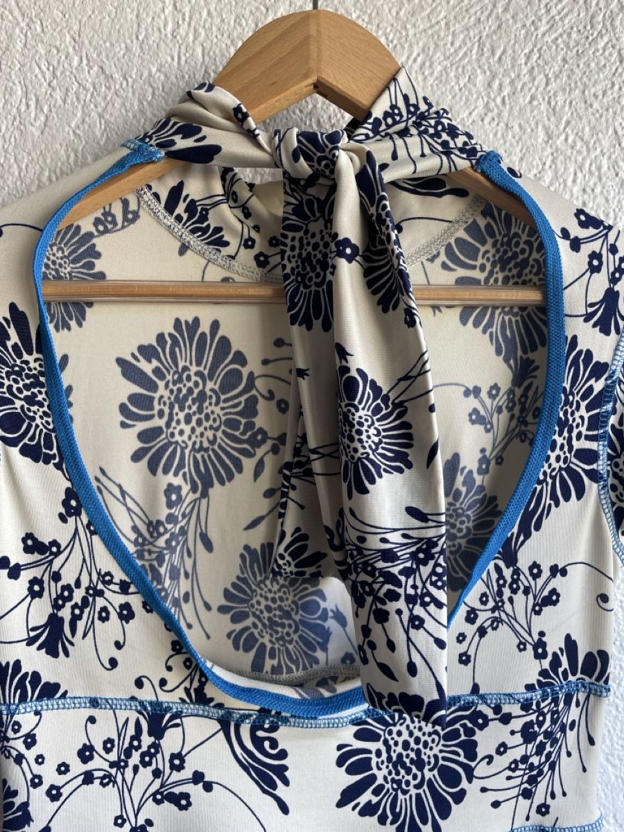 Kleider: Robe dos nu fleuri bleu et blanc – Gebraucht aus Martigny von Lea_lucci 4