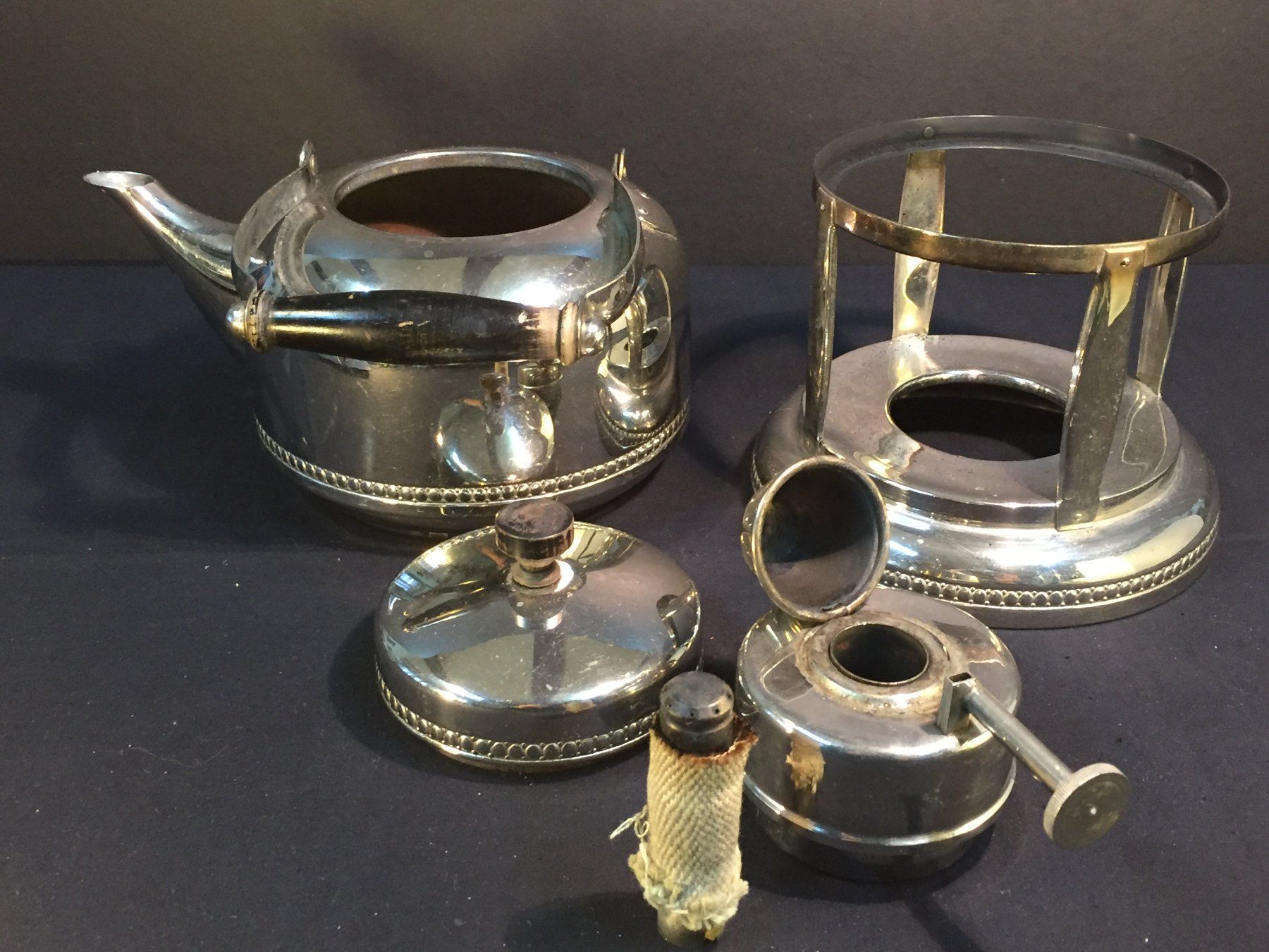 Teiere: Antike Teekanne mit Rechaud – Usato da Schaffhausen venduto da vintageville 2
