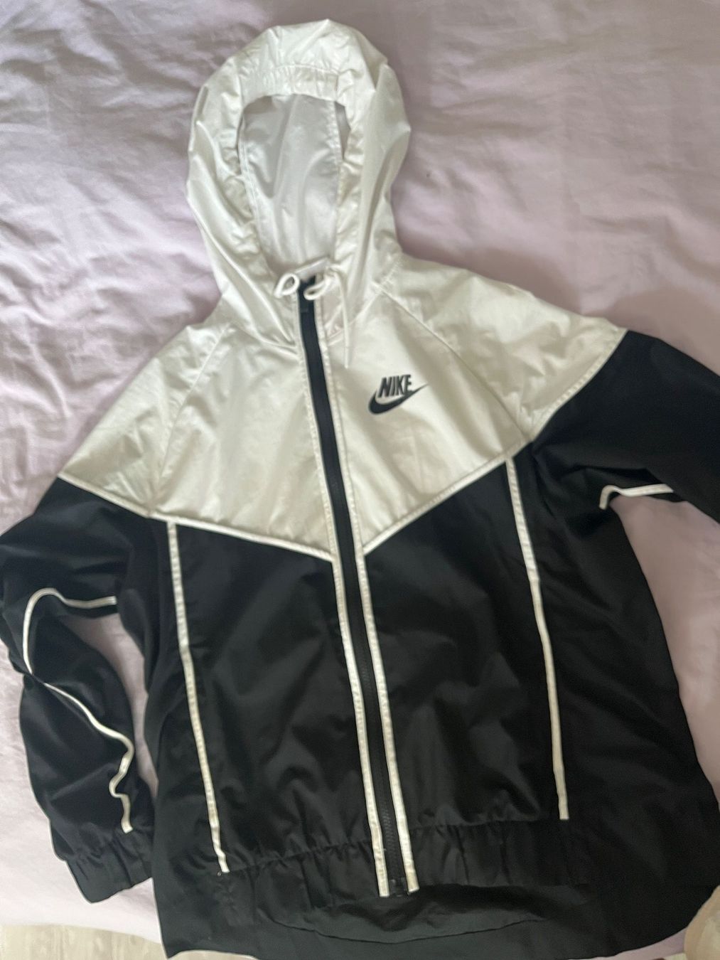 Nike Giacche: Veste coupe-vent Nike noir et blanc – Usato da Court venduto da Style_ambre 2