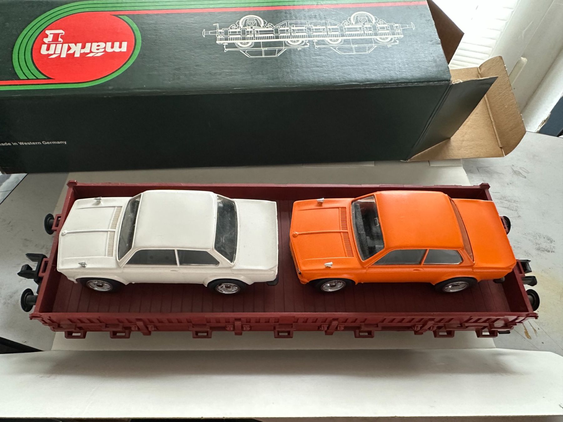 Märklin Piste: Güterwagen Märklin 5876 mit 2 BMW 2002 – Nuovo e nell'imballaggio originale da Allschwil venduto da Largescale 2