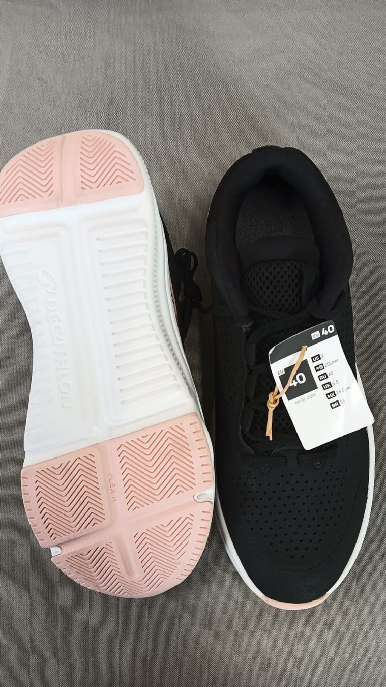 Scarpe da uomo: Baskets Decathlon Essential Icon noires taille 40 neuves – Nuovo (secondo la descrizione) da La Neuveville venduto da Nida-Baf 2