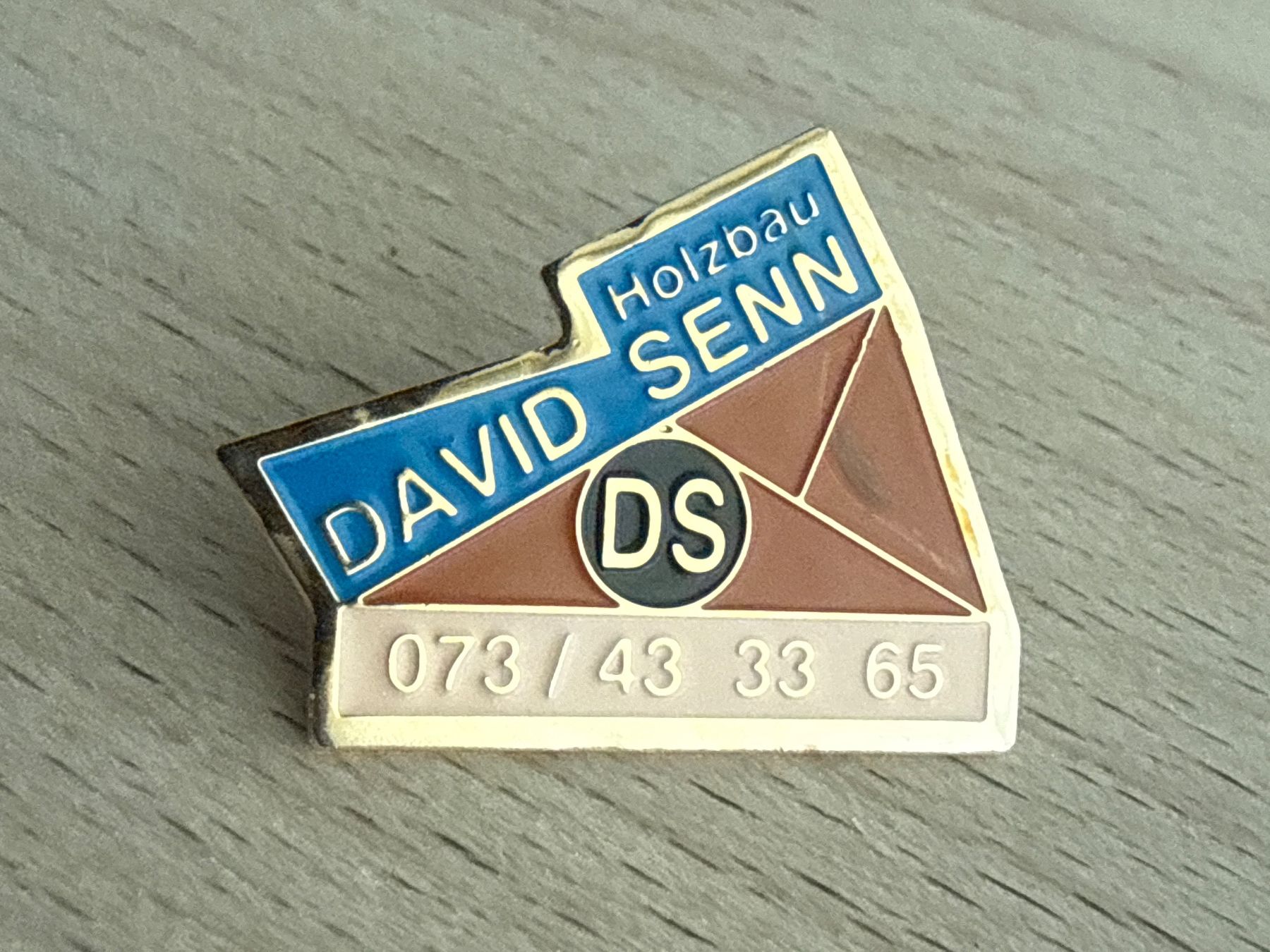Plaquettes & Badges: Pin David Senn Holzbau – D'occasion à Glattbrugg par Schweigmatt