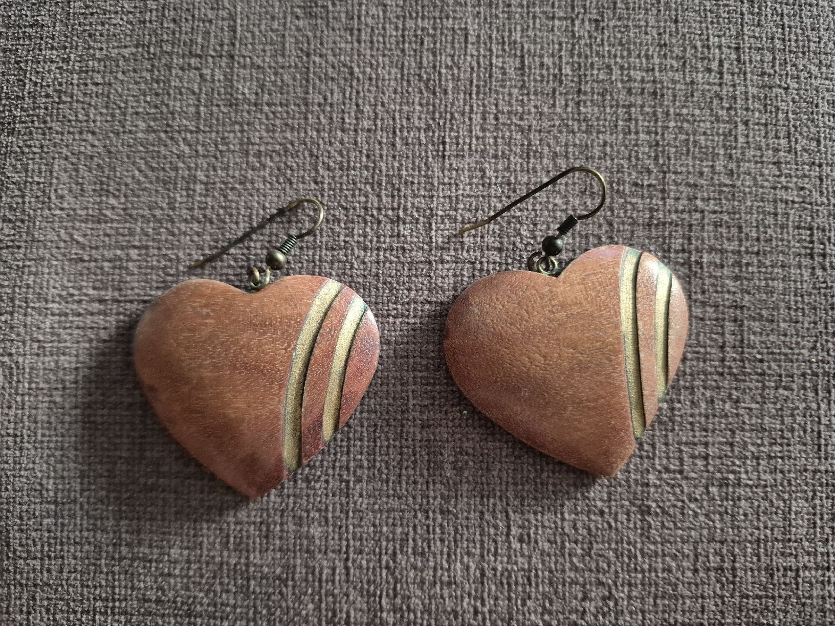 Ohrringe & -stecker: Ohrringe Herzform mit Streifen Holz – Gebraucht aus Thun von Reb80