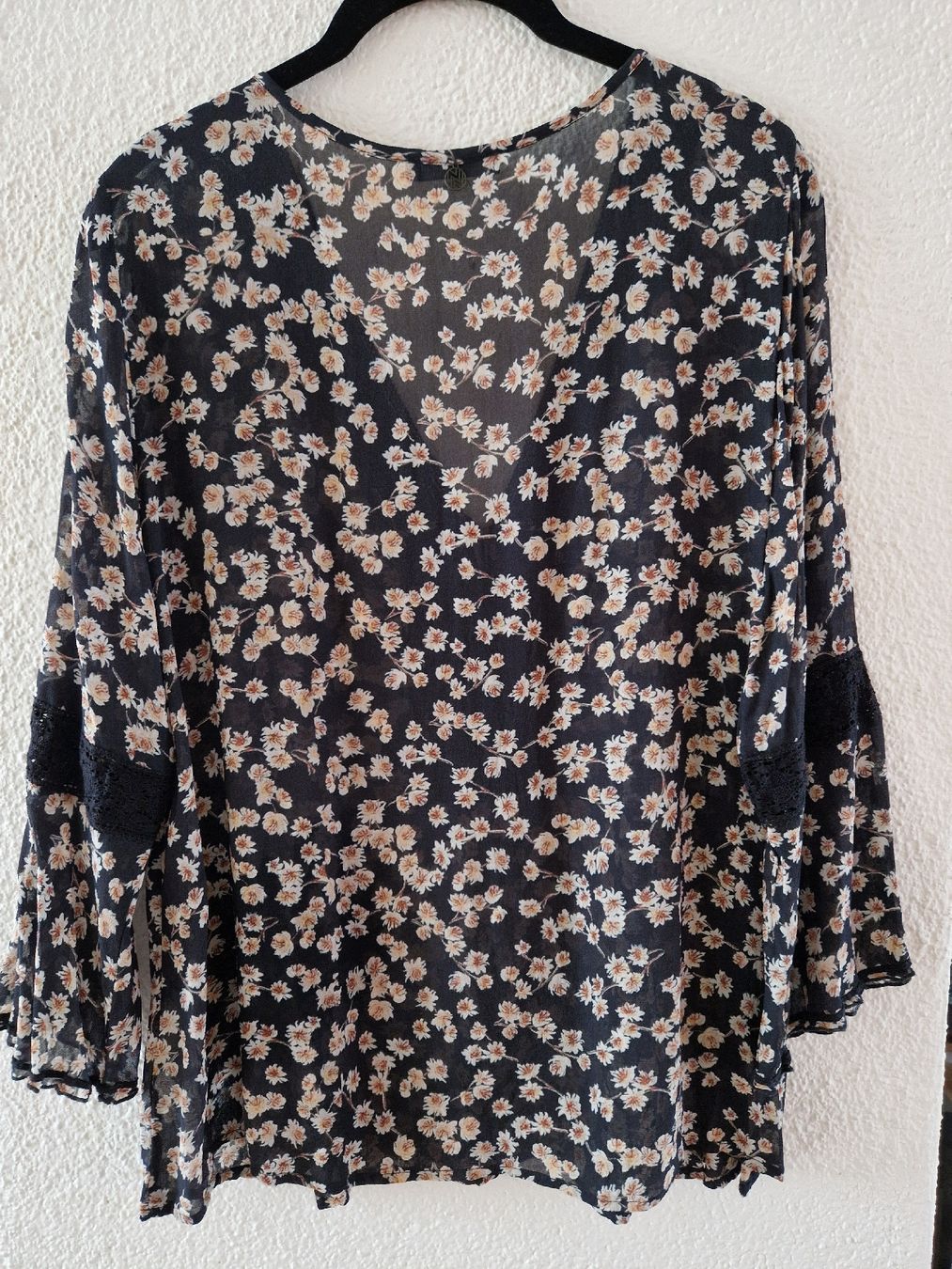 Camicette: Nile Bluse Schwarz mit Blumenmuster, Grösse S, Viscose – Usato da Kloten venduto da somsing 2