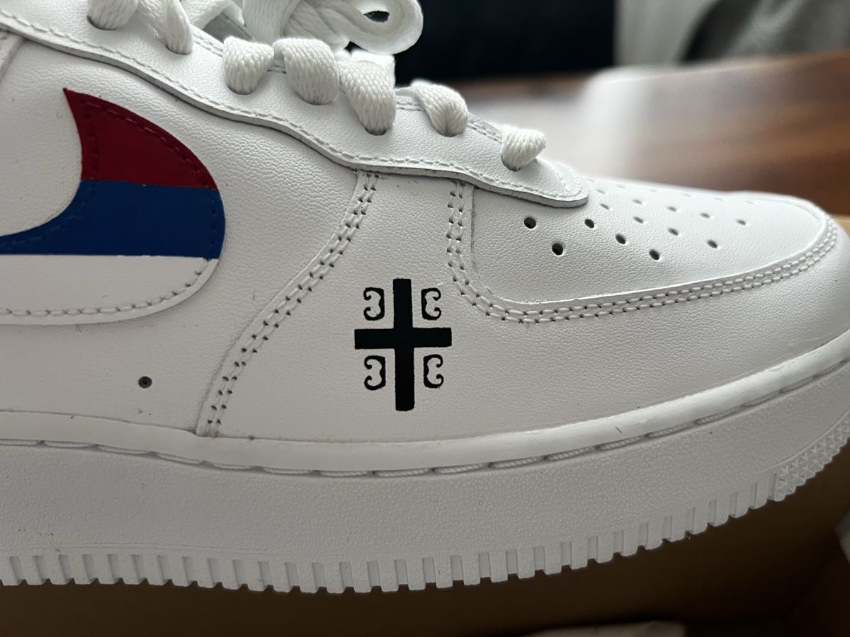 Nike Scarpe da uomo: Nike Air Force 1 Srbija Custom Gr. 41 – Nuovo e nell'imballaggio originale da Gossau SG venduto da cikagile 1