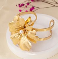 18k vergoldete Armreif mit Perle, Blumenmuster, elegant