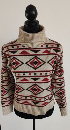 Col roulé à motif