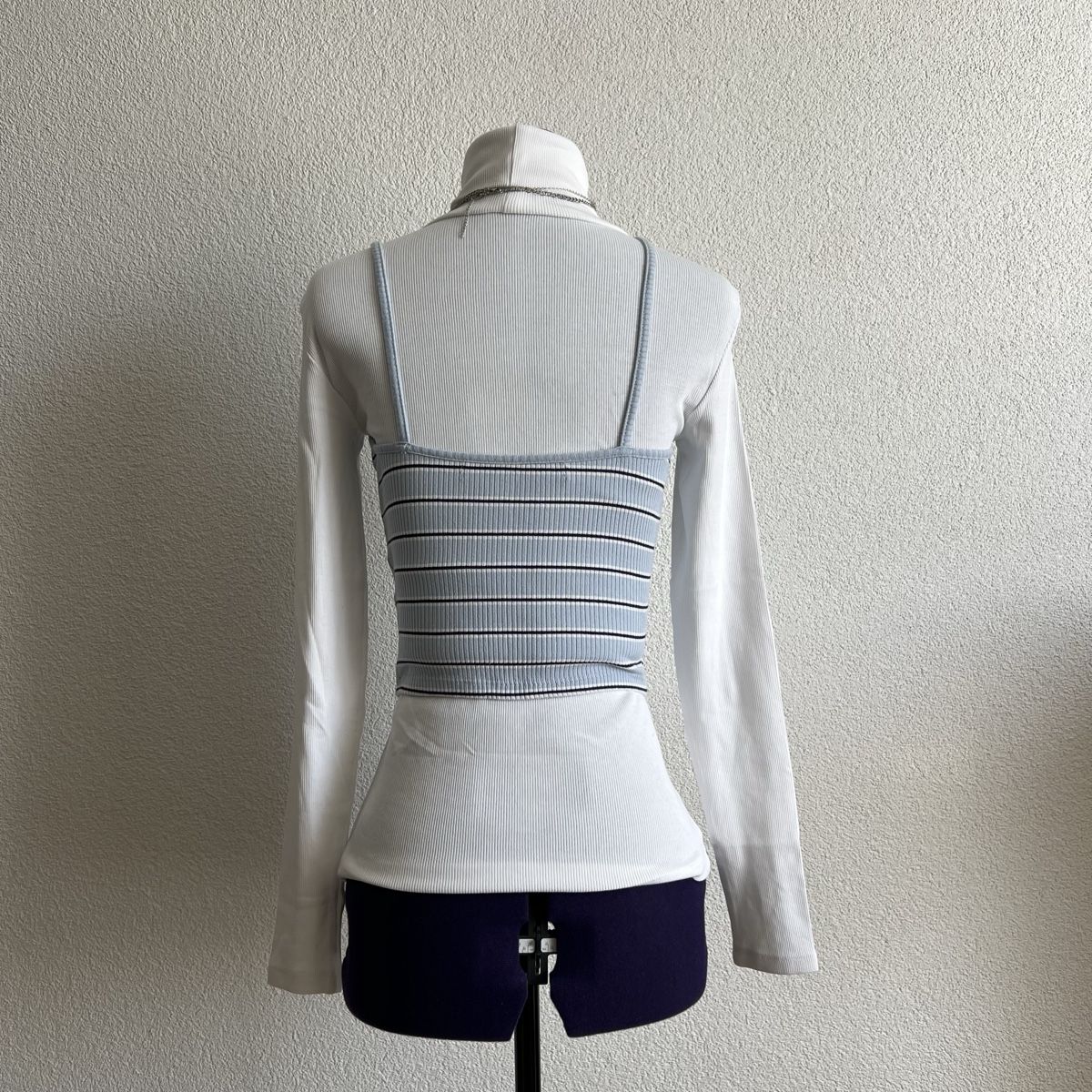 Top: Gestreiftes Crop Top XS Blau – Usato da Tagelswangen venduto da SpicyChicken 1