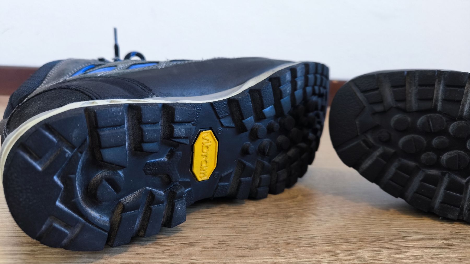 Meindl Scarpe da uomo: Meindl Goretex Wanderschuhe 41.5 - fast neu – Nuovo (secondo la descrizione) da Ebikon venduto da brombomboli 1