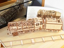 Ugears: 3D Holzmodell Dampflok mit Tender und Gleis