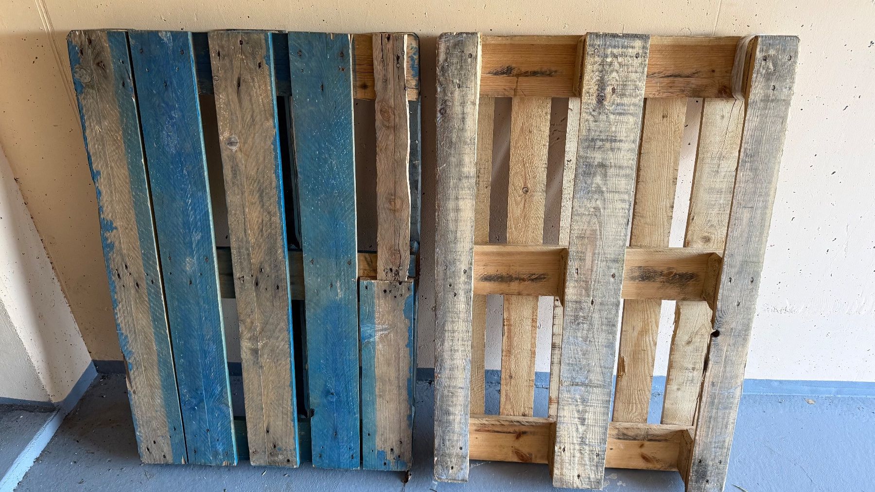 Pallets: 2x Holzpalette gebraucht blau bemalt – Difettoso da Menziken venduto da SwissTaehyung 1