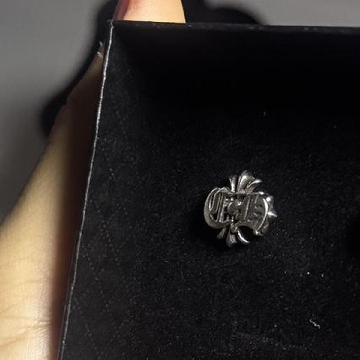 Chrome Hearts Orecchini pendenti & Orecchini a lobo: Chrome Hearts CH Logo Cross Stud Earrings - 925 Silver – Nuovo e nell'imballaggio originale da Caviano venduto da reselleo21 3