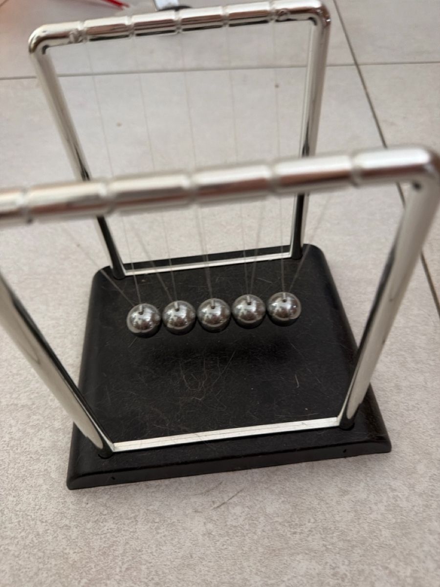 Giocattoli: Newton's Cradle small black base metal frame 5 balls – Usato da Martigny venduto da Jacoosh1234 1