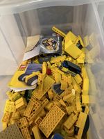 LEGO’s sortiert in rot, gelb, blau, schwarz, weiss