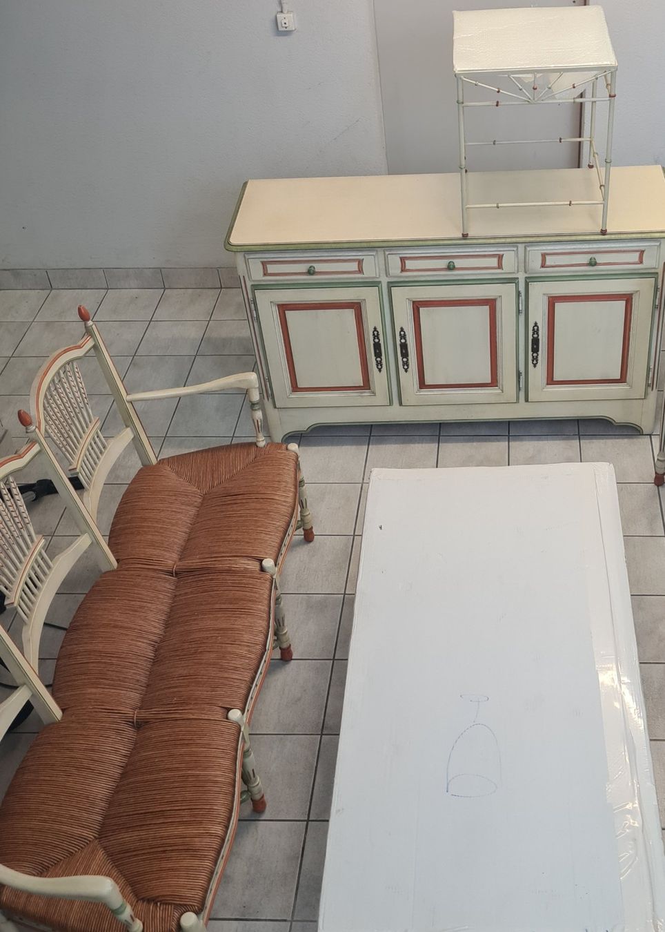 Set di tavolo e panche: Ensemble, un banc, une commode, et deux tables base – Usato da Monthey venduto da 187-zeroo 6