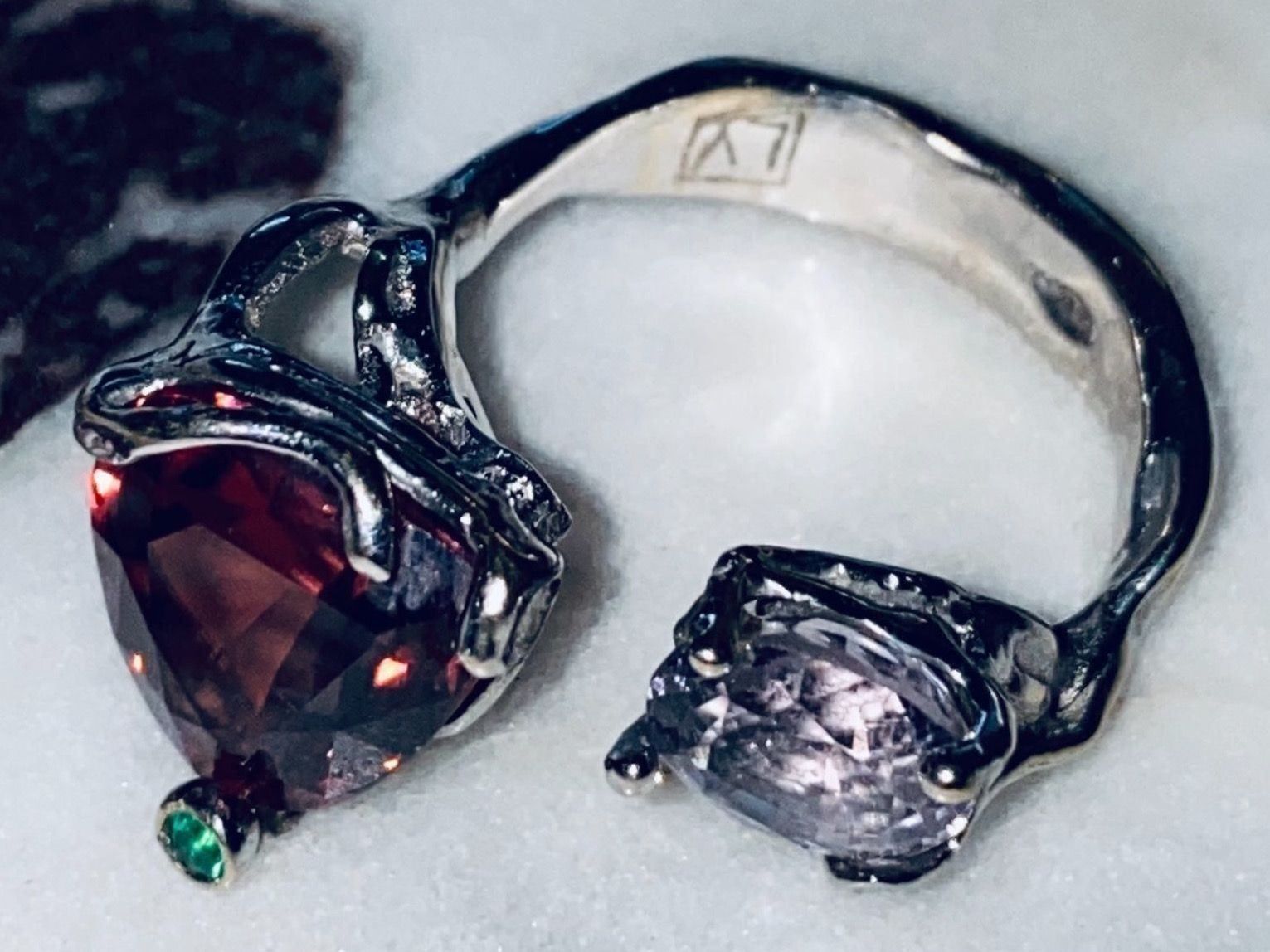 Llan Valls Joies Anelli: STACKABLE!! 18k W Gold Red Zircon & Grey Spinel Ring – Usato da Birsfelden venduto da Brut 8