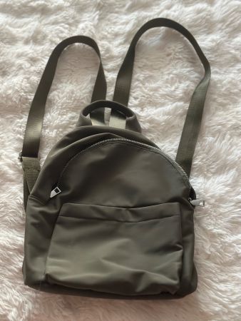 Olivefarbener Mini Rucksack, neuwertig für den Sommer!