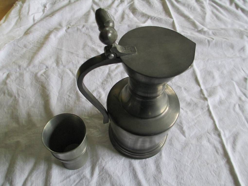 Caraffe: Zinnkanne mit Becher – Usato da Riehen venduto da dipus