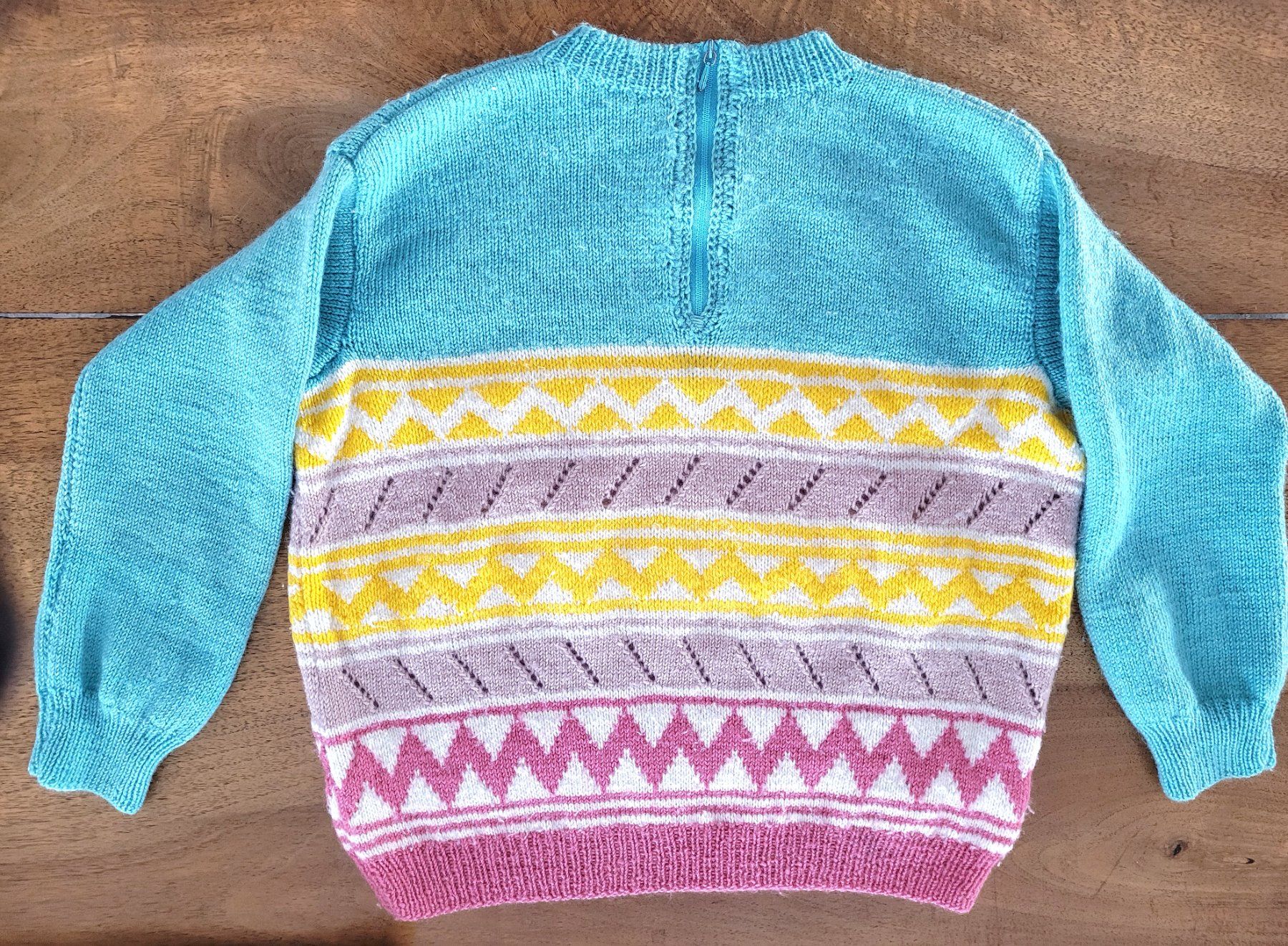 Pullover & Sweatshirts: Kinderpulli mit aufwendigem Jacquard-Muster – Gebraucht aus Oberuzwil von rtr_wp6m 1