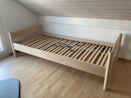 Massivholzbett mit Sanaflex Lattenrost in gutem Zustand