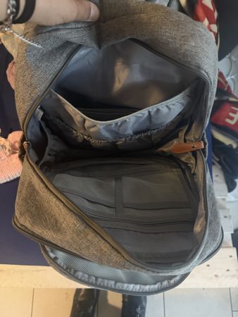 Wickelrucksack grau mit Babyschuhen in sehr gutem Zustand