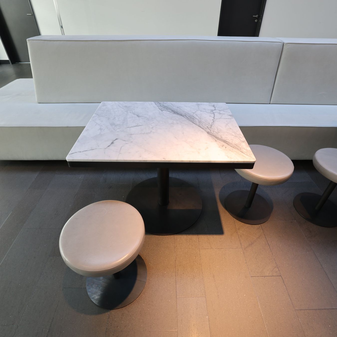 Sgabelli: Sevil Peach Next Stool Hocker, Grau – Usato da Affoltern am Albis venduto da Zapro 3