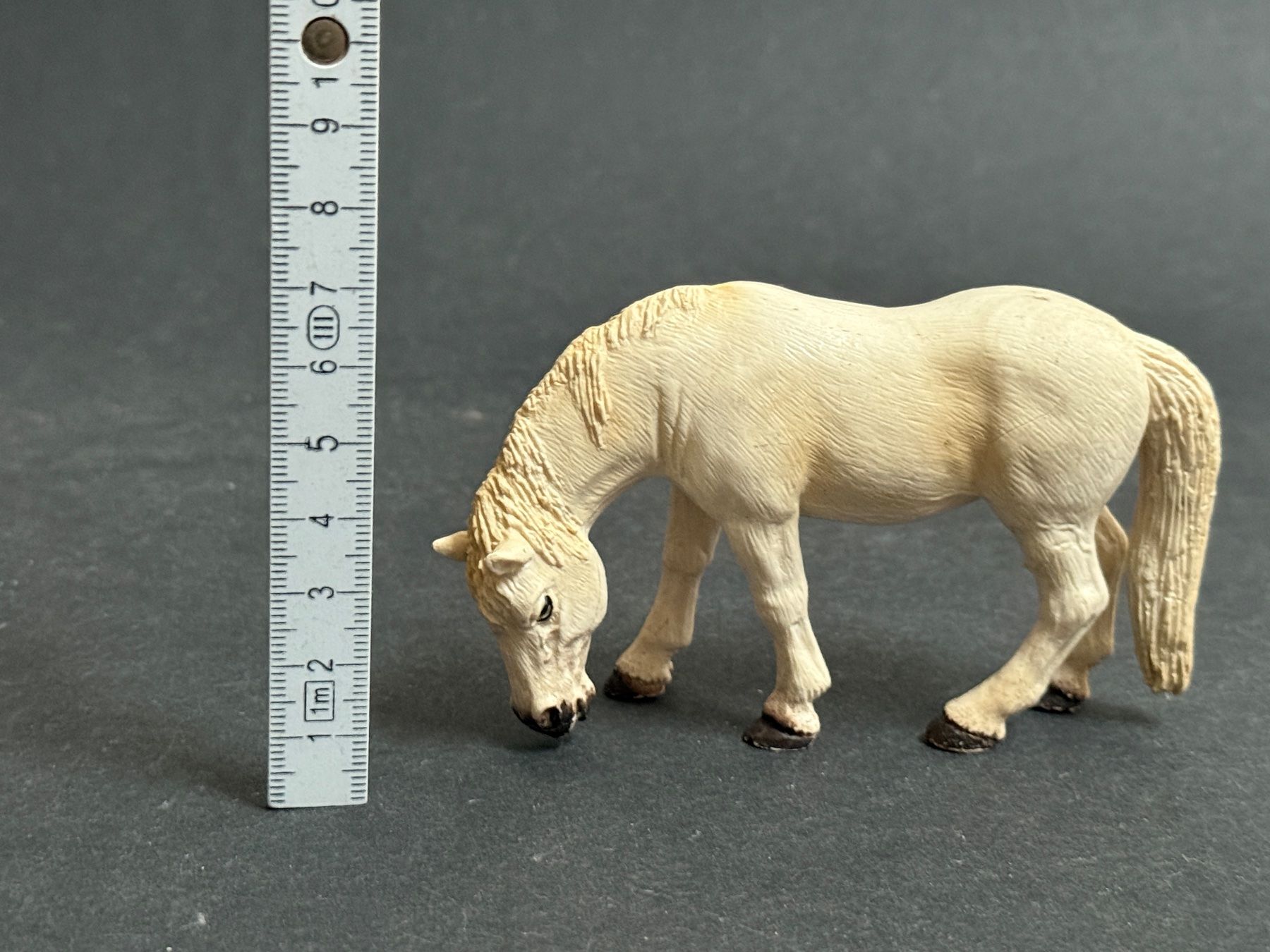 Schleich Statuette: Schleich Pferd 13235 Camargue Stute grasend – Usato da Ennetbaden venduto da mapa05