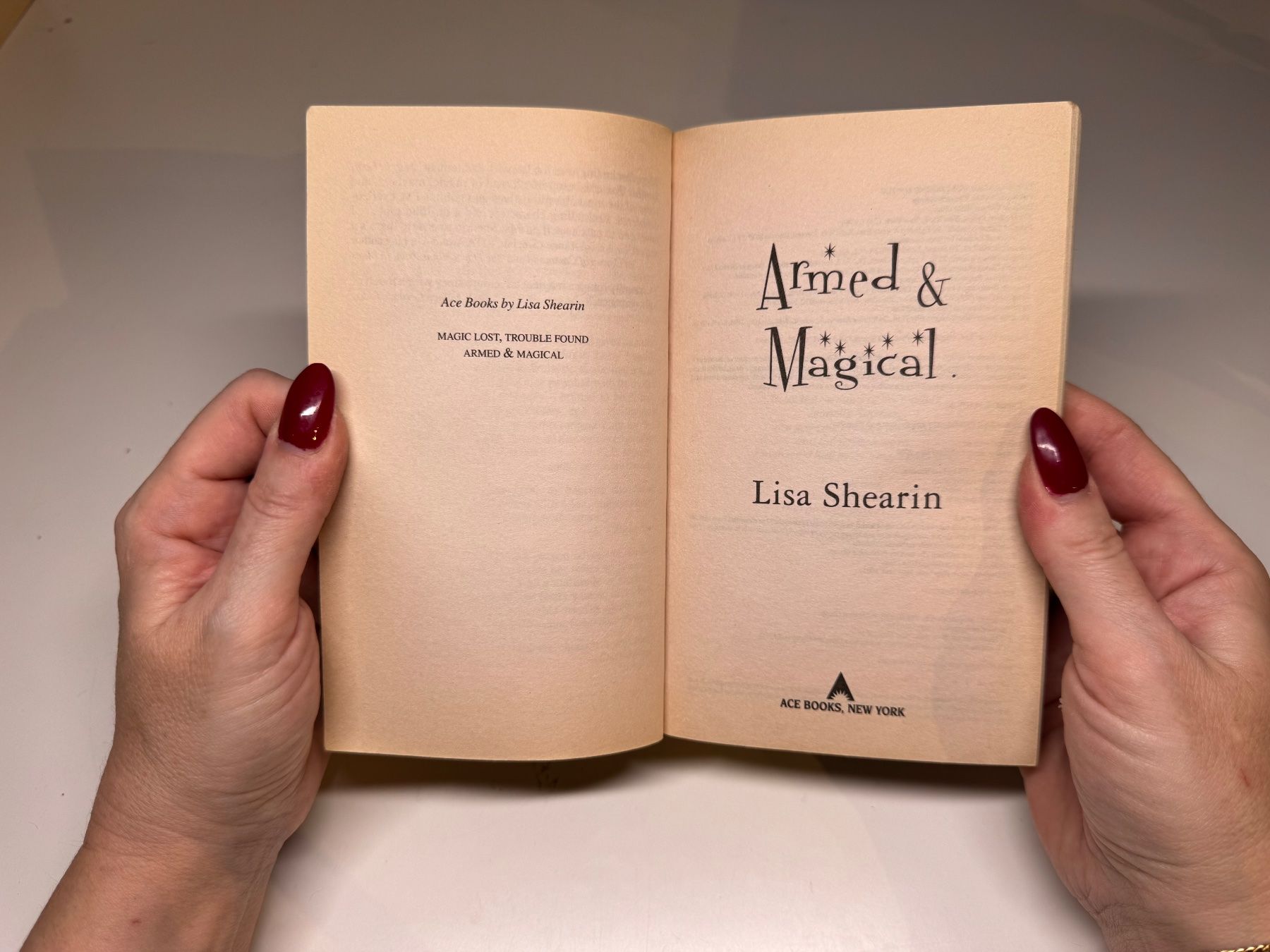 Libri: NOVEL: Lisa Shearin, Armed and Magical – Usato da Grosswangen venduto da English_books 2