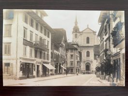 SCHWYZ Herrengasse, Gasthaus Schäfli, Hofkirche, belebt 1923