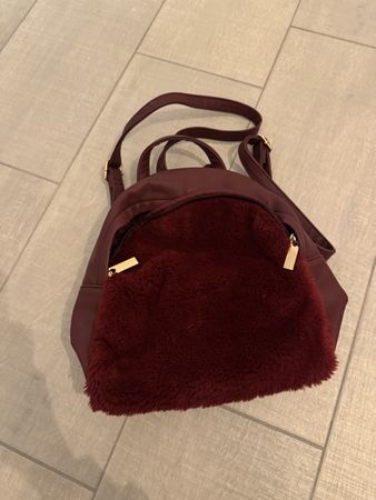 Sac à dos bordeaux en fourrure synthétique - Parfait hiver!