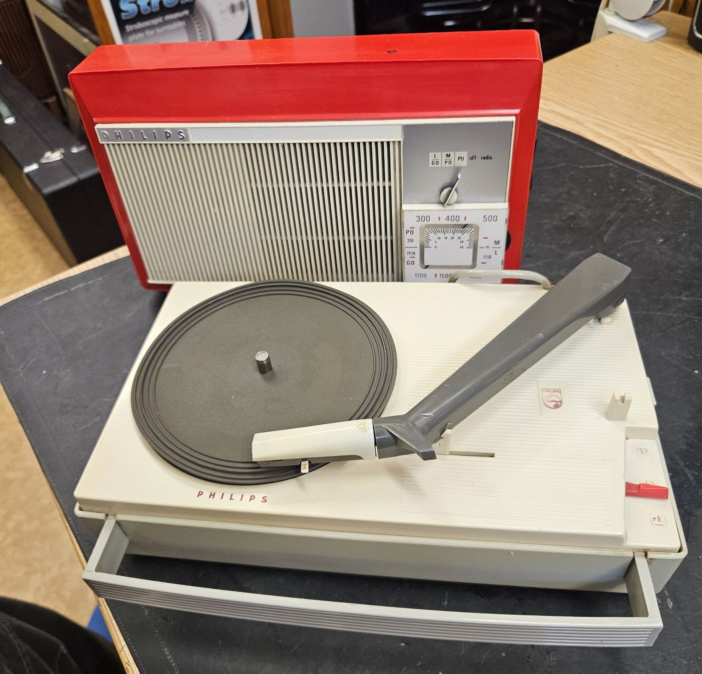 Philips Giradischi: Kofferplattenspieler/Radio Philips – Usato da Herzogenbuchsee venduto da phonowelt 2