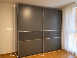 Grosser Kleiderschrank mit Schiebetüren