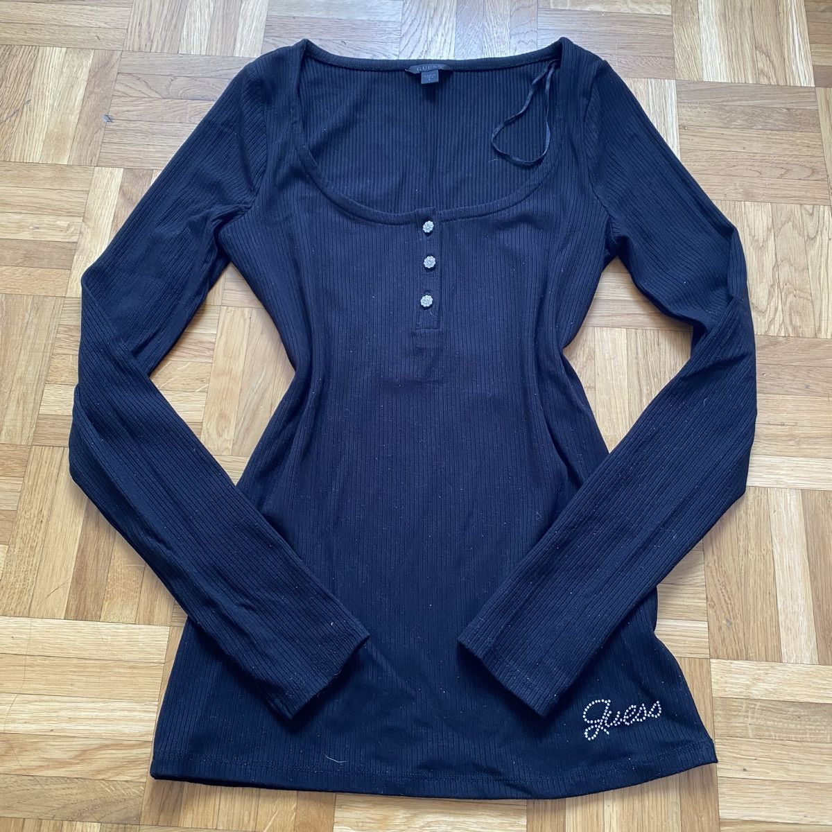 Guess Tops: GUESS Henley Sparkle Oberteil Pull mit Strass – Neu (gemäss Beschreibung) aus Givisiez von dor_xb9k 1