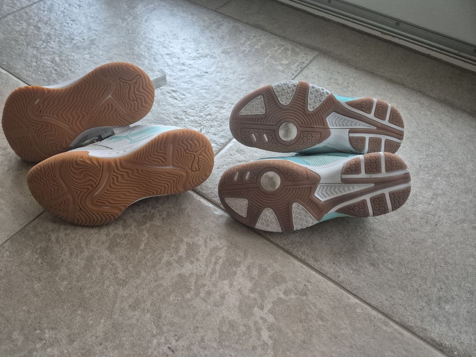 Scarpe per ragazzi: Hallenturnschuhe Gr.32 und 33 – Usato da Biel-Benken BL venduto da Sandra0147 1