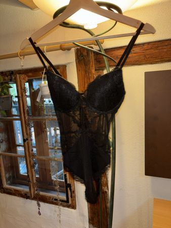 Damen Body Spitze schwarz mit Bügel, Grösse S
