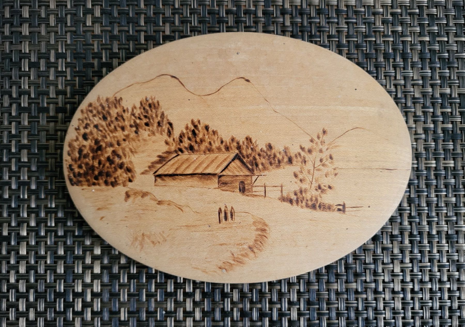 Holzartikel: Holz Schatulle - oval - Brandmalerei – Gebraucht aus Eschlikon TG von Hirzliblick
