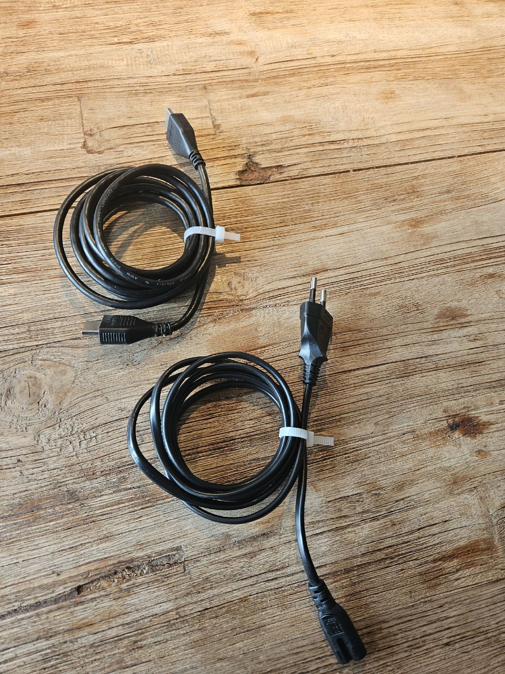 Sony Konsolen: Playstation 4 - Top Zustand - Inkl. Controller & Kabel! – Gebraucht aus Bertschikon Gossau von simla09 2